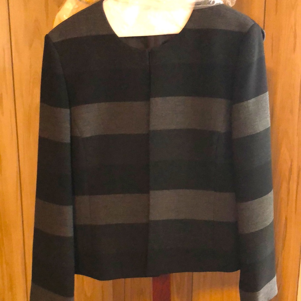 Tahari blazer 14P. Gray and black In very good condition no signs of wear.